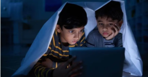 মোবাইল স্ক্রিন ব্যবহার বাড়ছে শিশুদের, দেখা দিচ্ছে ‘ভার্চুয়াল অটিজম’, জানুন কি রোগ?