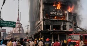 ব্যালকনি ও গাছ বেয়ে বাঁচার আকুতি, শর্ট সার্কিট থেকে দাউ দাউ করে জ্বলল হোটেল!