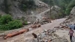 মেঘভাঙা বৃষ্টিতে তছনছ অরুণাচল! সেনাক্যাম্প ভেসে হড়পা বানে নিখোঁজ ৫ জওয়ান,