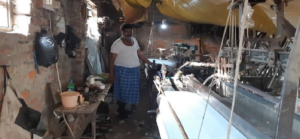 হ্যান্ডলুমের বদলে বাজারে চলছে পাওয়ারলুমের জাল! বাধ্য হয়ে ভিন রাজ্যে পাড়ি দিচ্ছেন কোন শিল্পীরা?