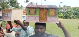 ‘মাথায় ছাদ নেই, কোথায় লাগাব পতাকা?’ স্বাধীনতা দিবসের প্রাক্কালে থার্মকলের ঘর হাতে অভিনব প্রতিবাদ গ্রামবাসীদের
