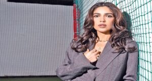 ‘এক সেকেন্ড’! ক্যামেরা পোজ থামিয়ে জন সাধারণকে অবাক করে দিলেন বলিউড অভিনেত্রী ভূমি