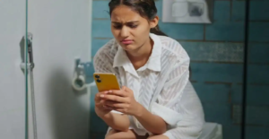 বাথরুমে কি সঙ্গে নিয়ে যান মোবাইল? গবেষকদের এই চাঞ্চল্যকর রিপোর্ট পড়লে আজই ছাড়বেন এই মারাত্মক অভ্যাস!