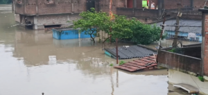 বুকের ওপর দিয়ে বইছে নদী! আসানসোলে বন্যার তাণ্ডবে ছাদই এখন শেষ আশ্রয়, প্রশাসনের বিরুদ্ধে ক্ষোভের আগুন