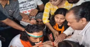 ষোলো দিনের অনশনে বড় জয়! ঝাড়খণ্ডে বাতিল সমস্ত বিতর্কিত পরীক্ষা, জুস খেয়ে অনশন ভাঙলেন ছাত্রনেতা