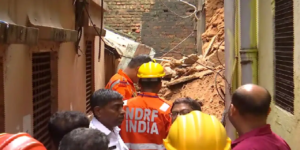 সাতসকালে ভয়াবহ ধস! বিপজ্জনক বাড়ির দেওয়াল চাপা পড়ে মৃত বৃদ্ধা, ধ্বংসস্তূপের নিচে আরও ১৯