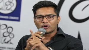 “এত ভয় কিসের?” বিনা নোটিশে অভিষেকের অফিসে পুরসভার হানা, সাইনবোর্ড খুলতেই হুংকার তৃণমূল সাংসদের!
