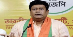 পুলিশের সামনেই জোর করে বিলবোর্ড খোলা নিয়ে চরম উত্তেজনা! অভিষেক বন্দ্যোপাধ্যায়কে বেনজির আক্রমণ বিজেপির