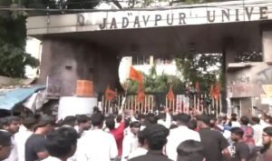 যাদবপুর বিশ্ববিদ্যালয়ে তীব্র অসন্তোষ! পড়ুয়া ও শিক্ষকদের ‘জিহাদি’ তকমা দেওয়ার প্রতিবাদে ময়দানে SFI-AIDSO