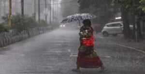 ভারী থেকে অতি ভারী বৃষ্টির তাণ্ডব! দক্ষিণবঙ্গের আবহাওয়া নিয়ে চরম সতর্কবার্তা দিল আলিপুর আবহাওয়া দফতর