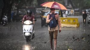 কলকাতা থেকে জেলাজুড়ে ভারী বৃষ্টির মহাপ্রলয়! আবহাওয়া দফতরের নতুন সতর্কবার্তায় বড় আপডেট
