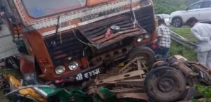 মর্মান্তিক দুর্ঘটনা লাতেহারে! অটো ও কন্টেইনারের ভয়াবহ সংঘর্ষে প্রাণ গেল ৭ জনের