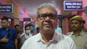হাতে তুলে নিলেন হাসপাতালের খাবার! মুখে দিয়ে মেজাজ হারালেন স্বাস্থ্যমন্ত্রী শারদ্বত মুখোপাধ্যায়?