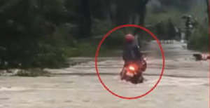 চোখের নিমেষে বাইক-সহ জলের তোড়ে ভেসে গেলেন চালক! তারপর যা ঘটল…