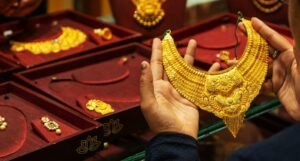 স্বস্তিতে মধ্যবিত্ত! ঝড়ের গতিতে নামল সোনার দর, আজ কোন শহরে কত দামে বিকোচ্ছে হলুদ ধাতু?