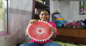 “উলের কাঁটায় ভাগ্য বদল!” ঘরোয়া শিল্পে আধুনিকতার ছোঁয়া লাগিয়ে তাক লাগালেন মেদিনীপুরের তরুণী, আয় জানলে চমকে যাবেন