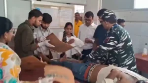 প্লাস্টারের বদলে পায়ে বাঁধা রয়েছে কার্ডবোর্ড! বিহারের সরকারি হাসপাতালের এই ‘নতুন প্রযুক্তি’ দেখে মাথায় হাত সাধারণ মানুষের