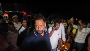বন্যায় ভাসছে বিহার, জলের মাঝেই নোটের গড্ডি বিলিয়ে দিলেন সাংসদ! ভাইরাল হলো পಪ್ಪು যাদবের কোন রূপ?