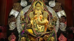 বাস্তু মেনে ঘরে আনুন গণেশ মূর্তি! কোন দিকে শুঁড় থাকলে সংসারে শান্তি ফেরে, আর কোন মূর্তি বাড়িতে রাখা নিষেধ?