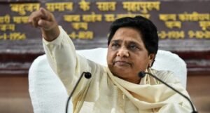 ‘পরিবারবাদী দল নয় বিএসপি!’ ভাইপোদের ধাক্কা দিয়ে মায়াবতীর উত্তরসূরি হিসেবে সামনে এল কোন তরুণীর নাম?