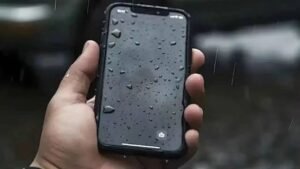ভিজে যাওয়া ফোন কি সঙ্গে সঙ্গে চার্জে বসাচ্ছেন? চরম বিপদ ডেকে আনার আগে নিয়মটি জেনে নিন