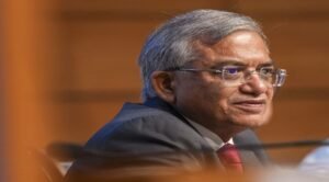 ‘মোদী হাওয়ায় ভাসুন, ভোটে দাঁড়ান!’ নির্বাচন কমিশনারকে নিয়ে কোন হাঁড়ি ভাঙলেন প্রাক্তন আইএএস অফিসার?
