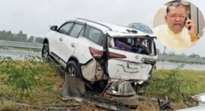 বৃষ্টিতে পিছলে সজোরে পিলারে ধাক্কা! তায়ারের মারাত্মক বিস্ফোরণে মুহূর্তে দুমড়ে মুচড়ে গেল ফরচুনার!