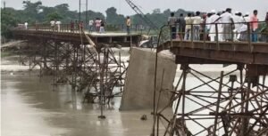 আড়াই বছরেও শেষ হয়নি নতুন কাজের কাজ! জরাজীর্ণ সেতু ভেঙে পূর্ণিয়ায় বড় বিপর্যয়, অল্পে বাঁচলেন চালক