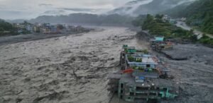 নেপালের প্রলয়ংকরী হড়পা বান: কার্বন নির্গমনে নামমাত্র অবদান রাখা হিমালয়ের দেশটিতে কেন এই মহাবিনাশ?