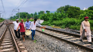‘১০০ মিটার দূরত্বে ১১ ঘণ্টার অপেক্ষা!’ মর্মান্তিক রেল দুর্ঘটনায় প্রশাসনের অমানবিক রূপ দেখে শিউরে উঠবে মন