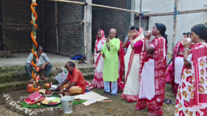 অন্নপূর্ণা ভাণ্ডারের টাকায় গ্রামে প্রথম দুর্গাপুজো! সরকারি টাকা জমিয়ে তাক লাগালেন হুগলির গৃহবধূরা