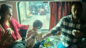 যেখানে স্টপেজ নেই, সেখানে হঠাৎ থামল দার্জিলিং মেল! ট্রেনের মধ্যে একরত্তির কান্না দেখেই রেল যা করল, চোখে জল আসবে