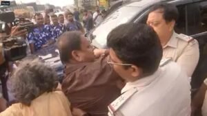 ‘গায়ে হাত দেবেন না!’ হুমায়ুনকে টেনে হিঁচড়ে গাড়িতে তুলল পুলিশ, দেখুন সেই ভিডিও