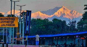 নীল আকাশের বুকে মাথা উঁচু করে দাঁড়িয়ে কাঞ্চনজঙ্ঘা! শীতের আমেজে হাসছে জলপাইগুড়ি