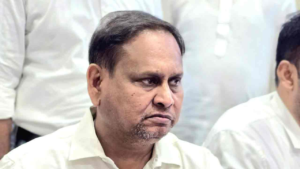“আর রাজনীতি করব না!” পুলিশের হাতে ১২ ঘণ্টা আটকের পরেই কান্নায় ভেঙে পড়ে সন্ন্যাসের ঘোষণা বিধায়কের
