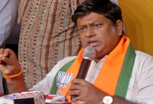 “৩০-৭০ শতাংশের কথা মনে আছে তো?” কাঁদতে কাঁদতে হুমায়ুনের অবসরের নাটকে বিস্ফোরক সুকান্ত মজুমদার!